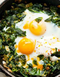 Αυγά με λαχανικά και στάκα