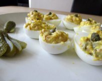  Γεμιστά αυγά με τόνο, κάππαρη και αγγουράκι τουρσί