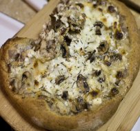 Πίτσα με μανιτάρια και κατσικίσιο τυρί