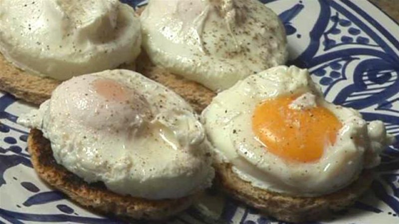 Ελληνικά αυγά Benedict με παστωμένο χοιρινό και κριθαρένια κουλούρια