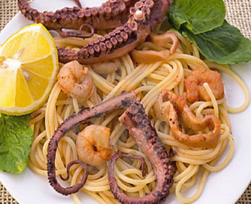 Octopus with pasta in tomato sauce