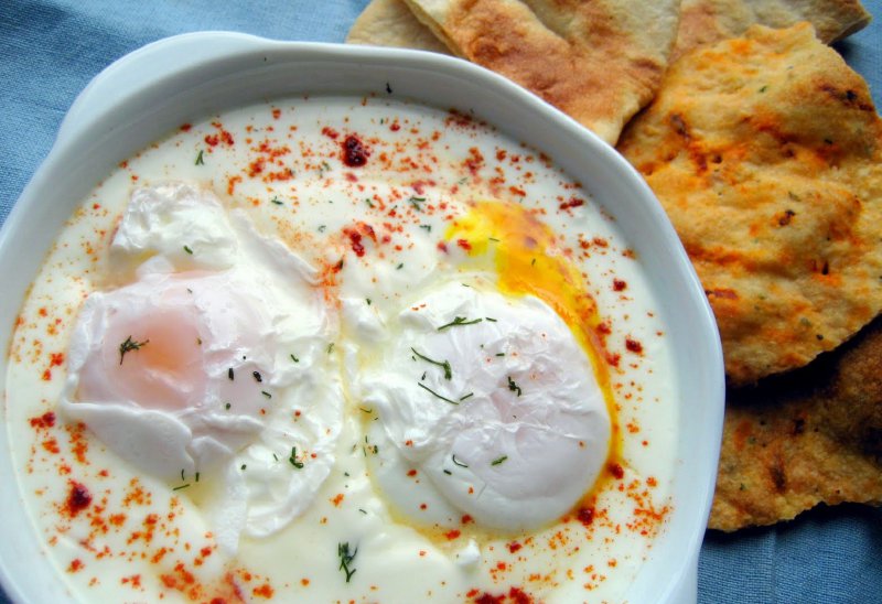 turkish eggs with yogurt