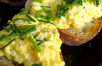 Χτυπημένα αυγά με φρέσκο τυρί κρέμα & φρυγανισμένο ψωμί