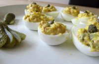  Γεμιστά αυγά με τόνο, κάππαρη και αγγουράκι τουρσί