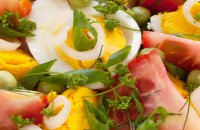 Σαλάτα με αυγά ντομάτες και φρέσκα λαχανικά